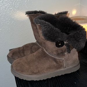Brown short UGGS